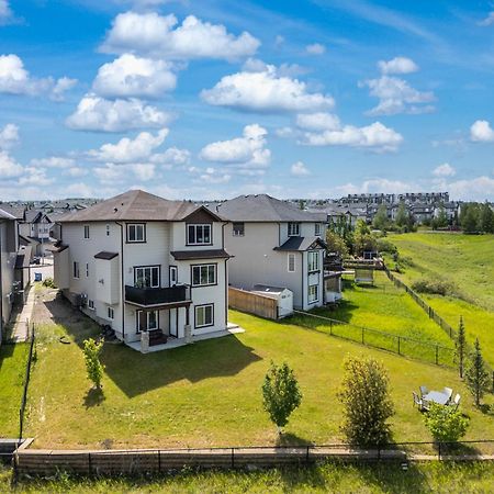 Luxury Lakeview Home - 2500Sqft Of Private Space With 5 Beds, 4 Bath, 2 Living Rooms, Kitchen, Ac, Jacuzzi, 18-Min To Airport, 20-Min To Downtown, 80-Min To Banff YYC 외부 사진