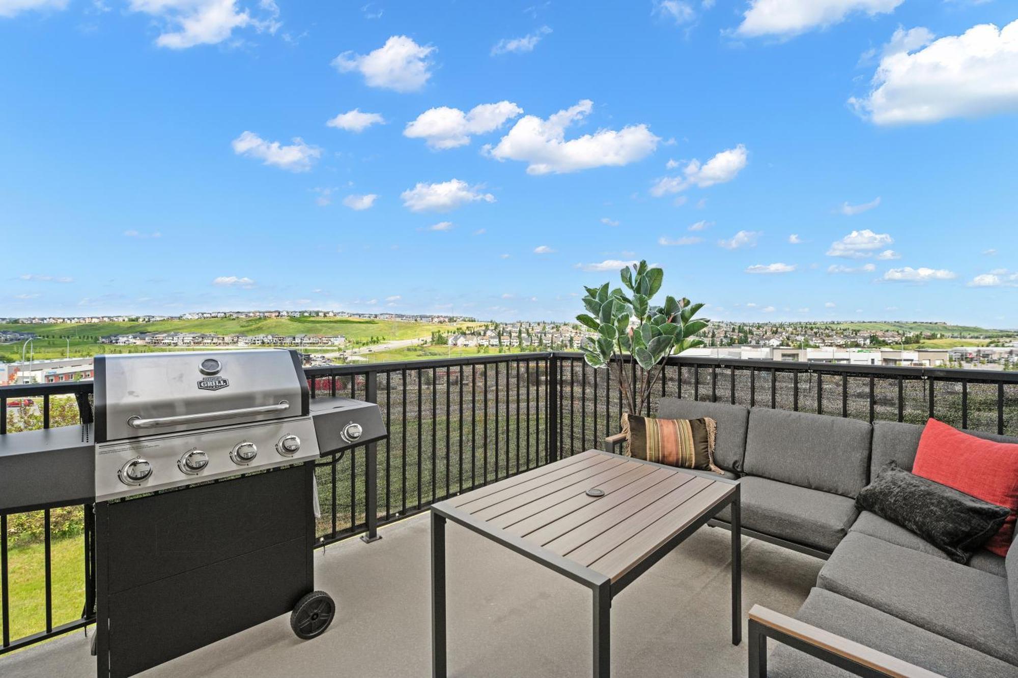 Luxury Lakeview Home - 2500Sqft Of Private Space With 5 Beds, 4 Bath, 2 Living Rooms, Kitchen, Ac, Jacuzzi, 18-Min To Airport, 20-Min To Downtown, 80-Min To Banff YYC 외부 사진