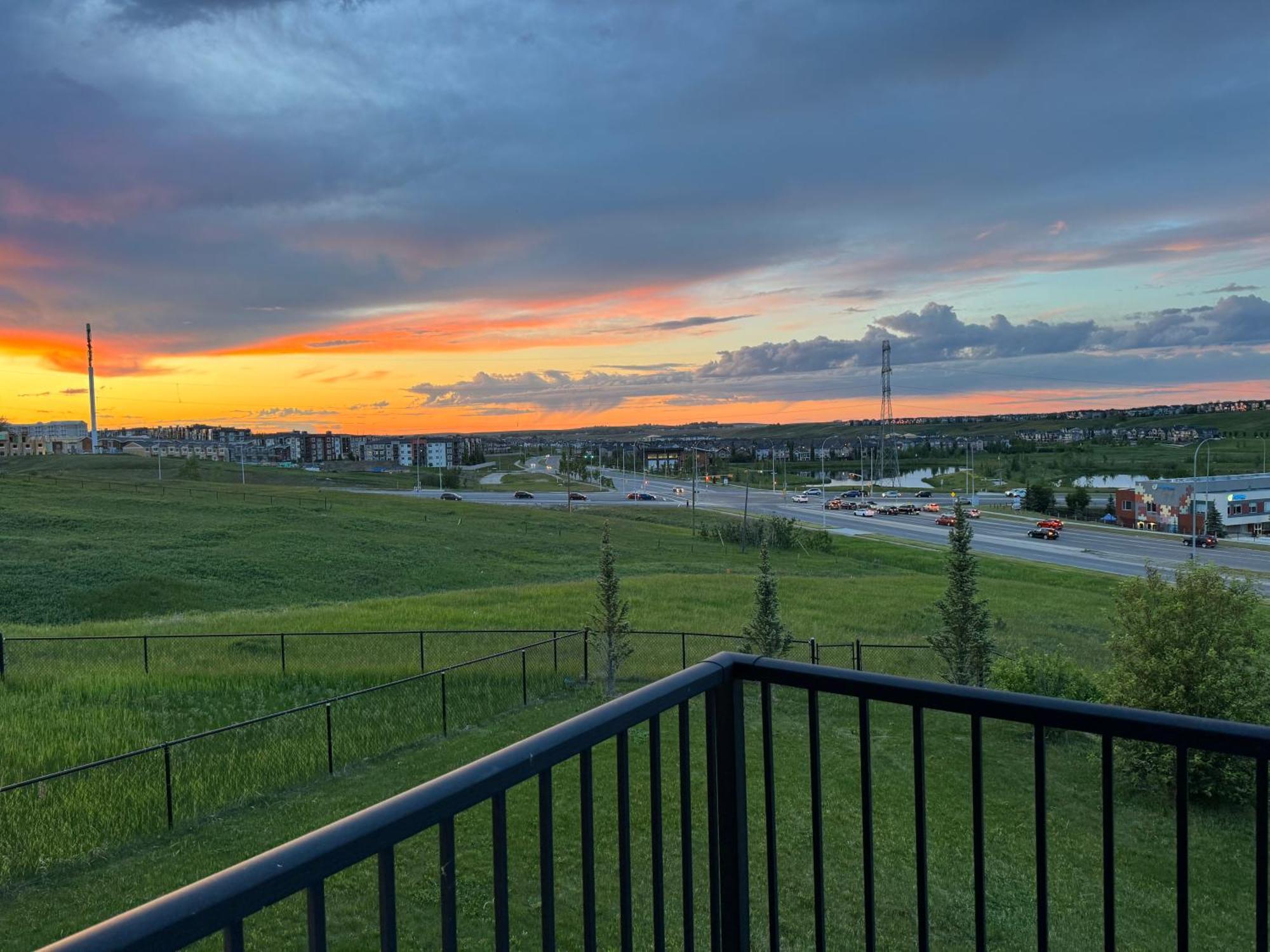 Luxury Lakeview Home - 2500Sqft Of Private Space With 5 Beds, 4 Bath, 2 Living Rooms, Kitchen, Ac, Jacuzzi, 18-Min To Airport, 20-Min To Downtown, 80-Min To Banff YYC 외부 사진