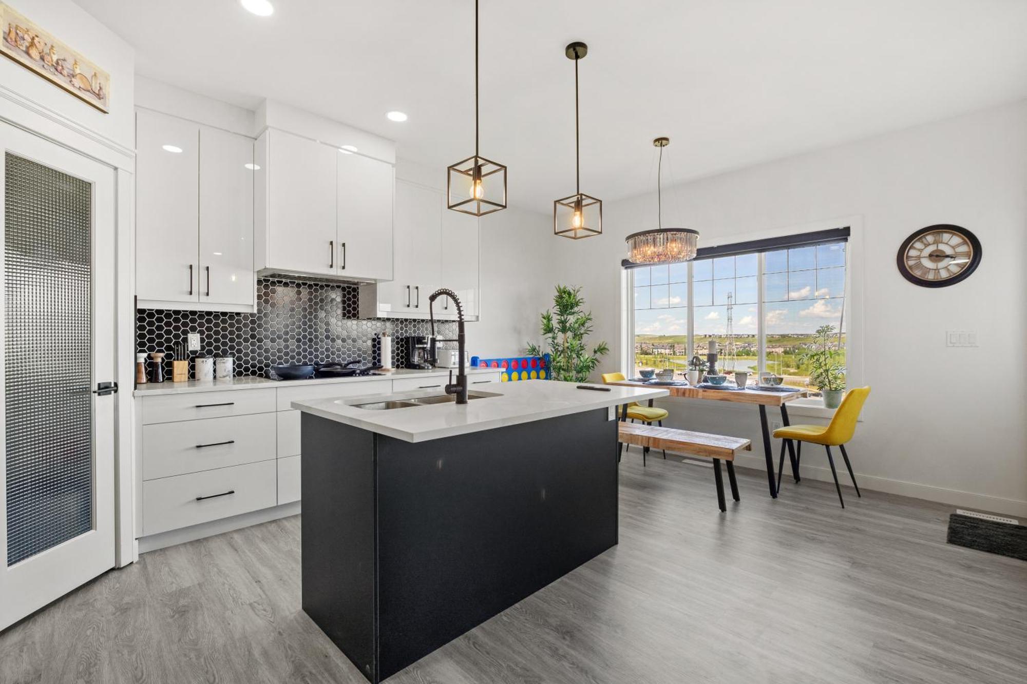 Luxury Lakeview Home - 2500Sqft Of Private Space With 5 Beds, 4 Bath, 2 Living Rooms, Kitchen, Ac, Jacuzzi, 18-Min To Airport, 20-Min To Downtown, 80-Min To Banff YYC 외부 사진