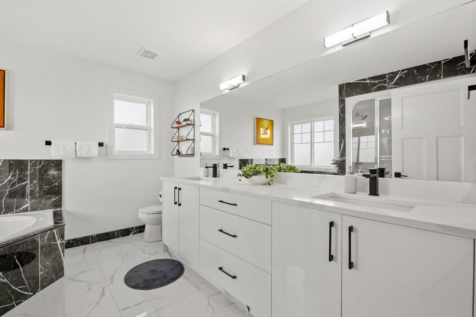 Luxury Lakeview Home - 2500Sqft Of Private Space With 5 Beds, 4 Bath, 2 Living Rooms, Kitchen, Ac, Jacuzzi, 18-Min To Airport, 20-Min To Downtown, 80-Min To Banff YYC 외부 사진