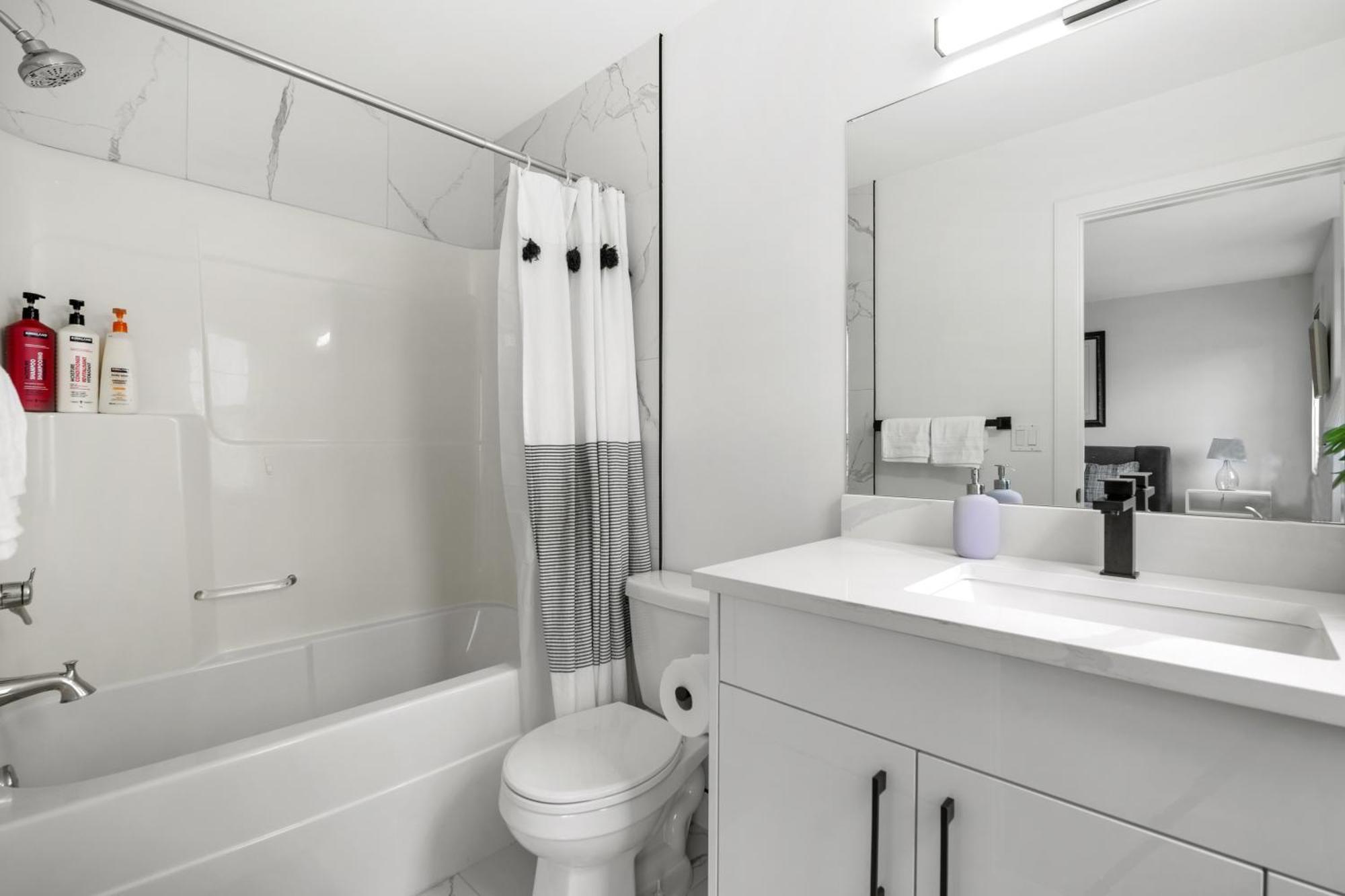 Luxury Lakeview Home - 2500Sqft Of Private Space With 5 Beds, 4 Bath, 2 Living Rooms, Kitchen, Ac, Jacuzzi, 18-Min To Airport, 20-Min To Downtown, 80-Min To Banff YYC 외부 사진
