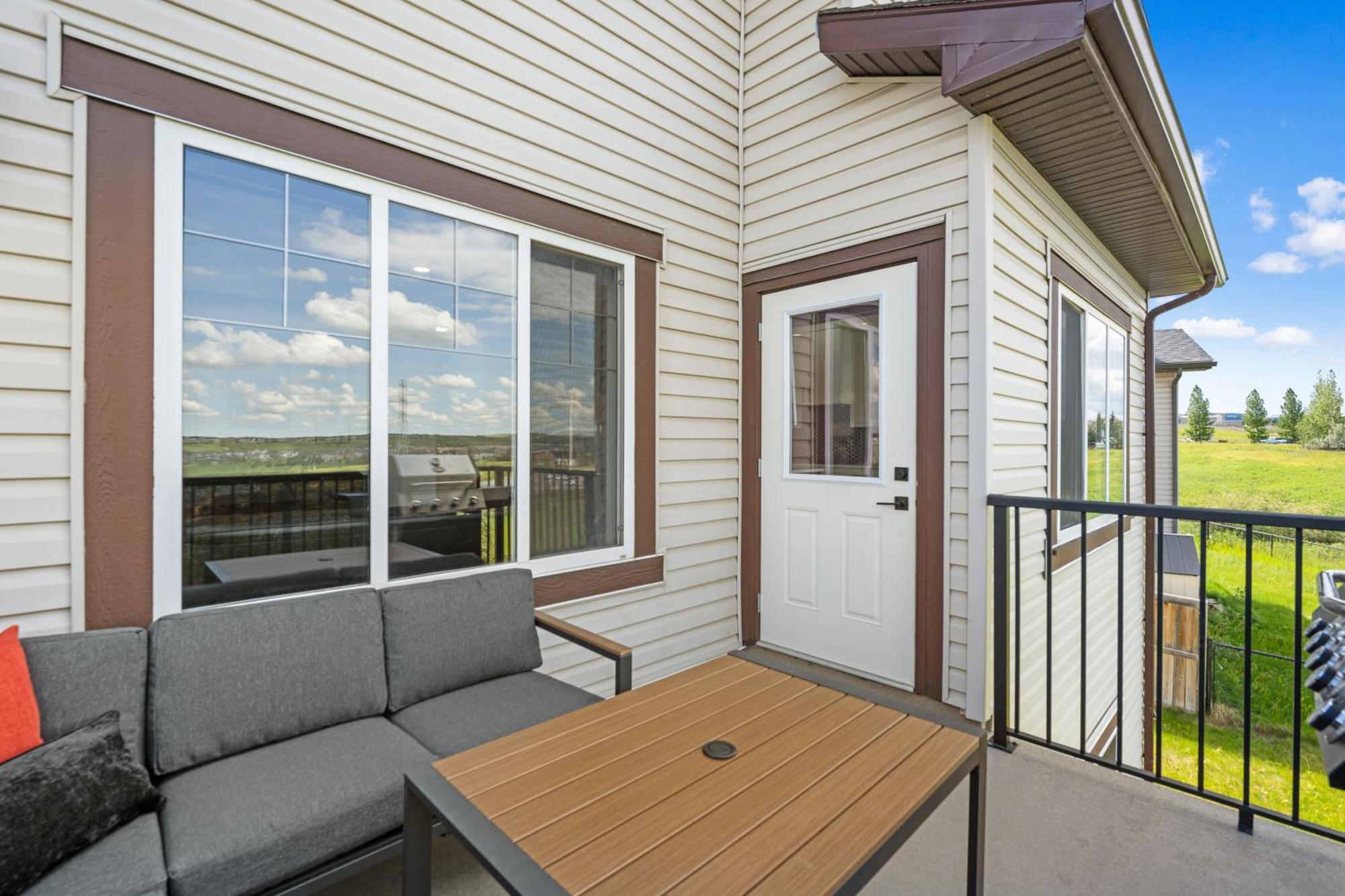 Luxury Lakeview Home - 2500Sqft Of Private Space With 5 Beds, 4 Bath, 2 Living Rooms, Kitchen, Ac, Jacuzzi, 18-Min To Airport, 20-Min To Downtown, 80-Min To Banff YYC 외부 사진