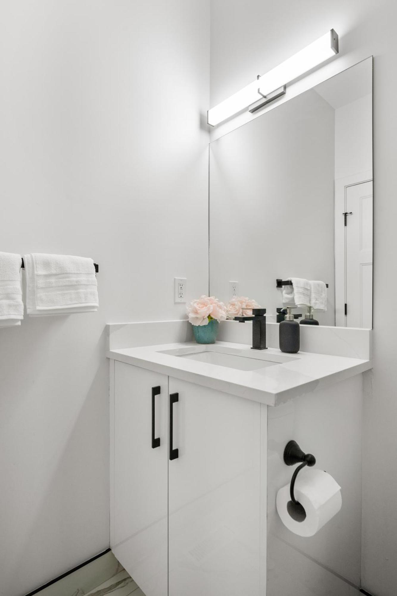 Luxury Lakeview Home - 2500Sqft Of Private Space With 5 Beds, 4 Bath, 2 Living Rooms, Kitchen, Ac, Jacuzzi, 18-Min To Airport, 20-Min To Downtown, 80-Min To Banff YYC 외부 사진