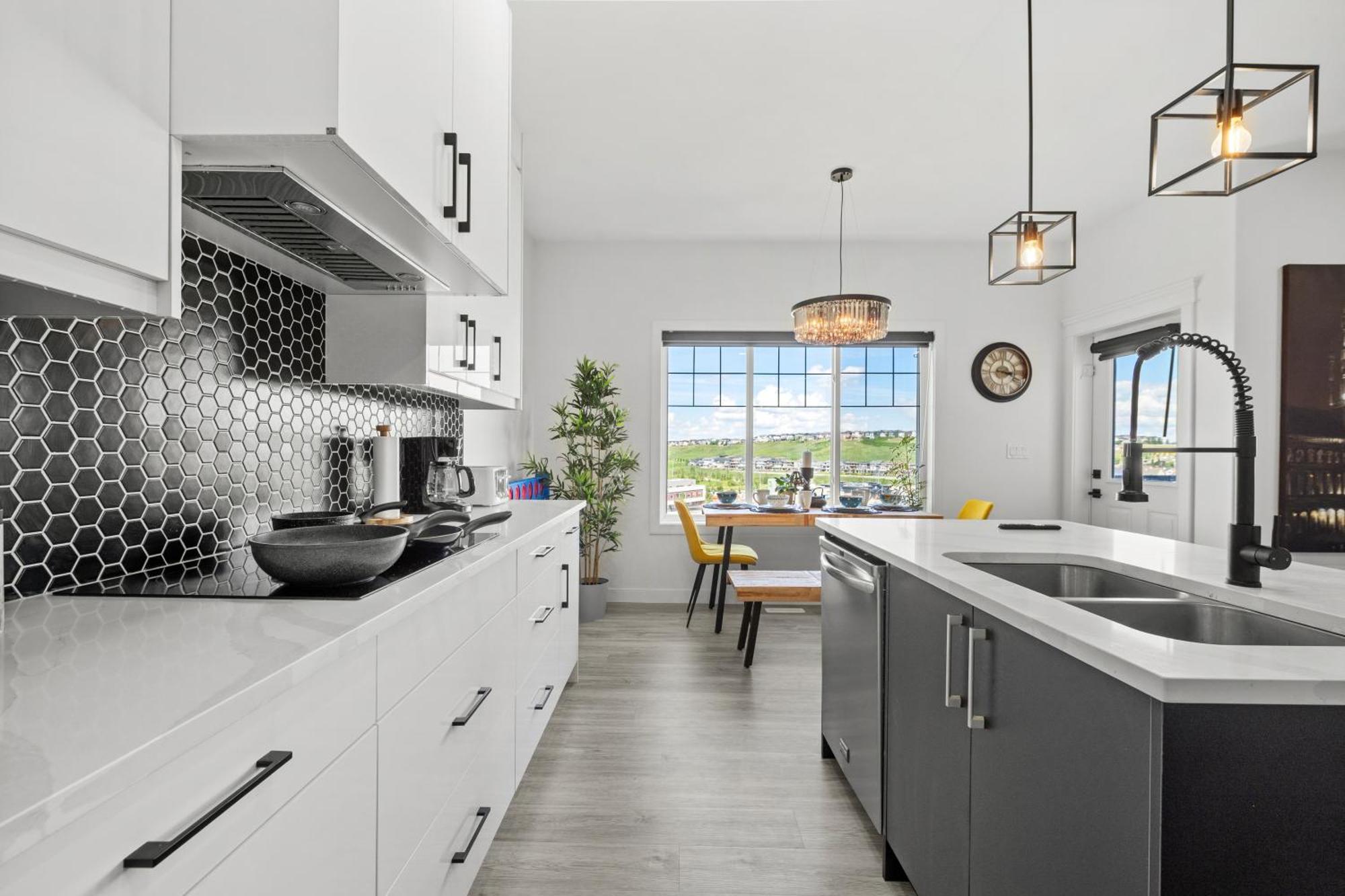 Luxury Lakeview Home - 2500Sqft Of Private Space With 5 Beds, 4 Bath, 2 Living Rooms, Kitchen, Ac, Jacuzzi, 18-Min To Airport, 20-Min To Downtown, 80-Min To Banff YYC 외부 사진
