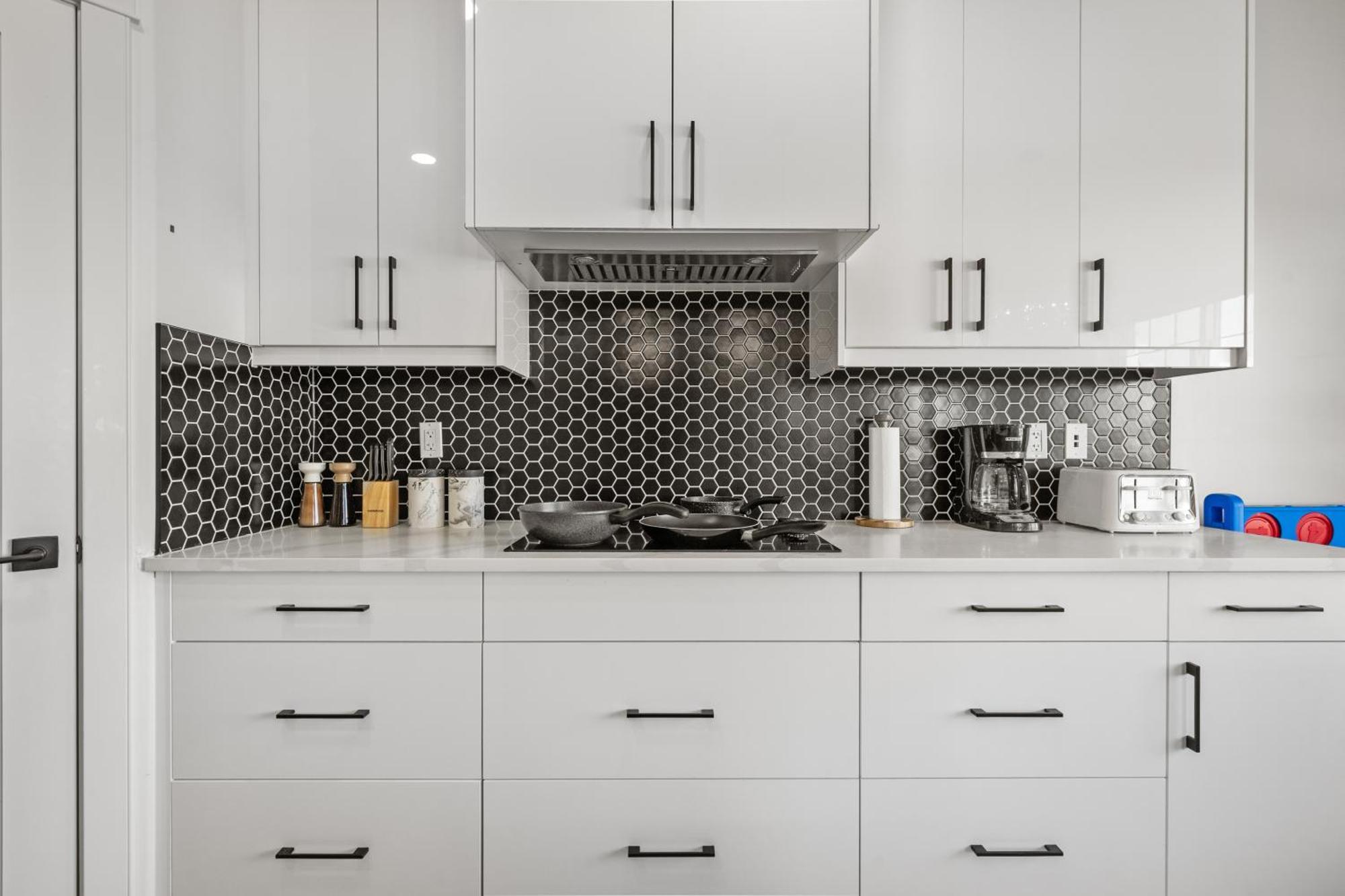 Luxury Lakeview Home - 2500Sqft Of Private Space With 5 Beds, 4 Bath, 2 Living Rooms, Kitchen, Ac, Jacuzzi, 18-Min To Airport, 20-Min To Downtown, 80-Min To Banff YYC 외부 사진