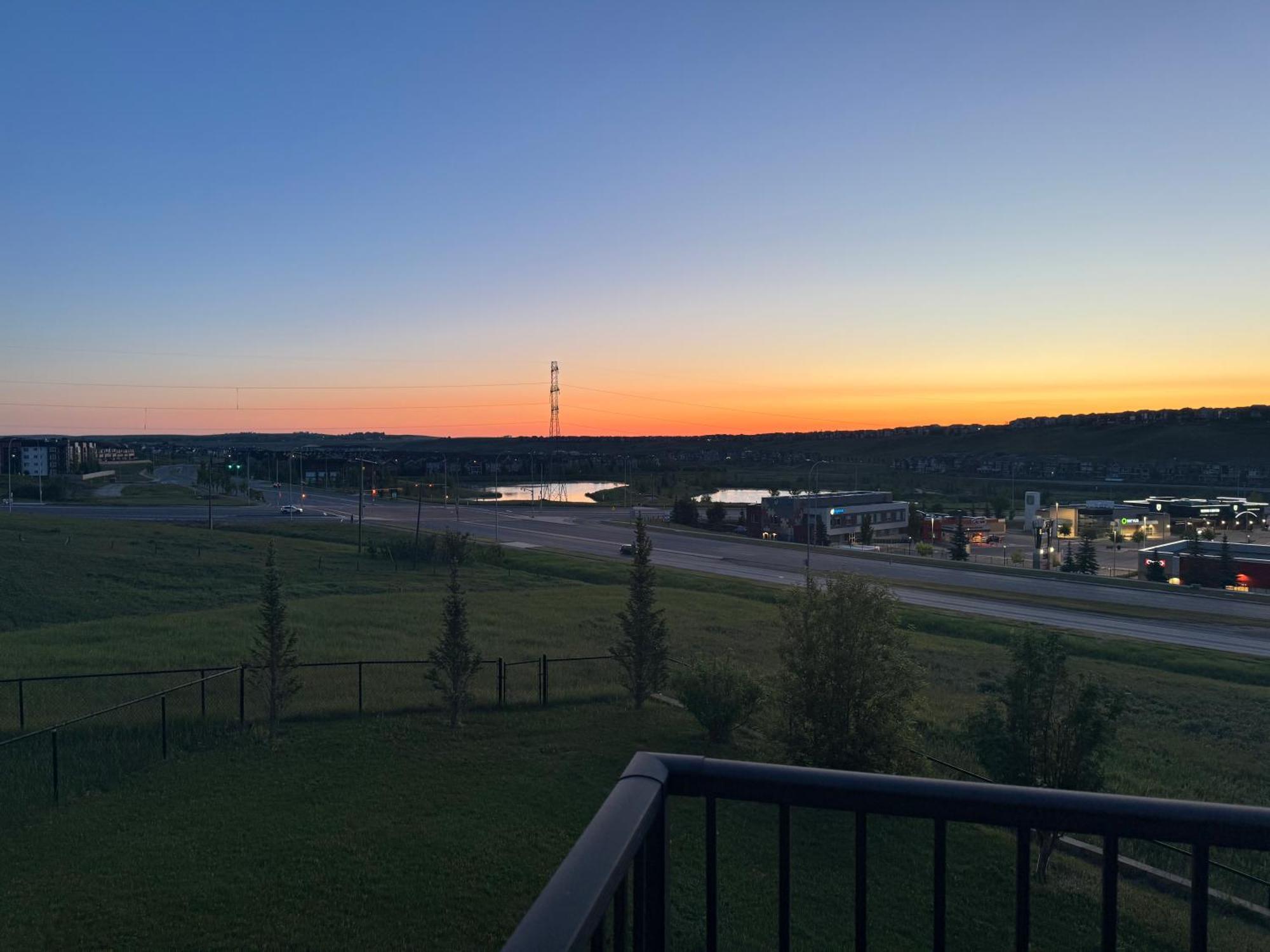 Luxury Lakeview Home - 2500Sqft Of Private Space With 5 Beds, 4 Bath, 2 Living Rooms, Kitchen, Ac, Jacuzzi, 18-Min To Airport, 20-Min To Downtown, 80-Min To Banff YYC 외부 사진