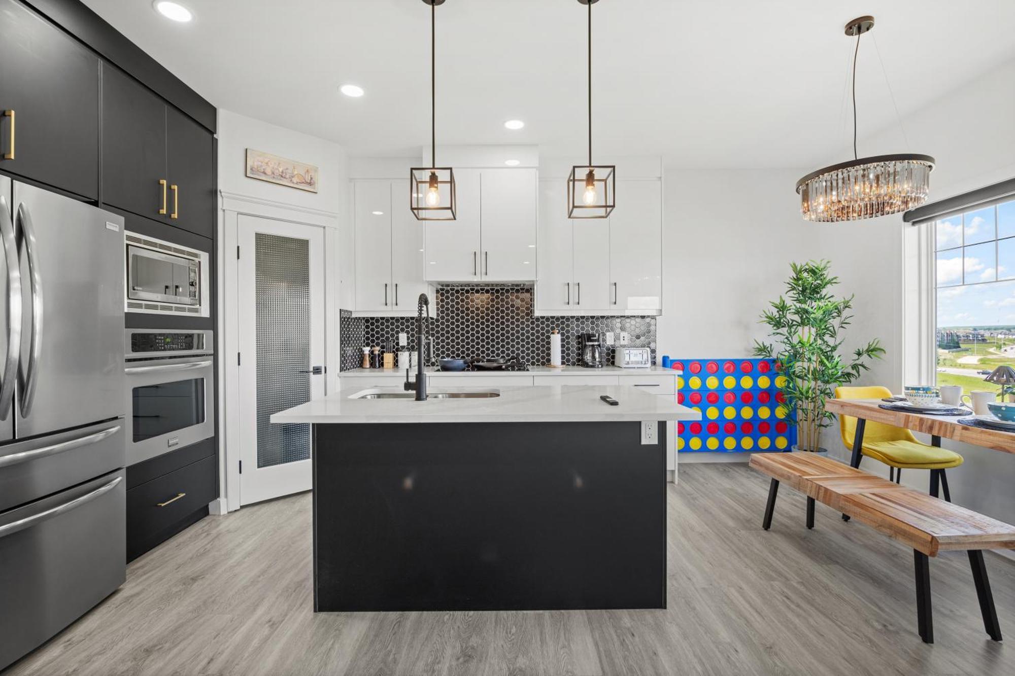 Luxury Lakeview Home - 2500Sqft Of Private Space With 5 Beds, 4 Bath, 2 Living Rooms, Kitchen, Ac, Jacuzzi, 18-Min To Airport, 20-Min To Downtown, 80-Min To Banff YYC 외부 사진