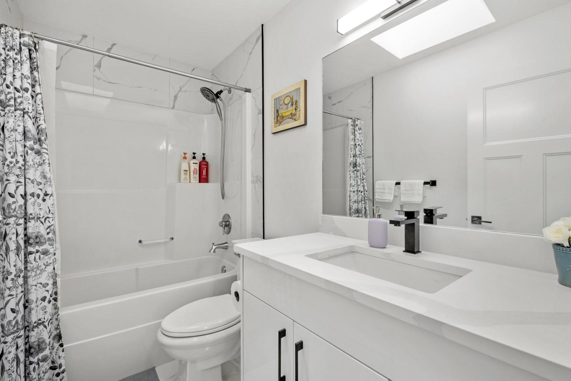 Luxury Lakeview Home - 2500Sqft Of Private Space With 5 Beds, 4 Bath, 2 Living Rooms, Kitchen, Ac, Jacuzzi, 18-Min To Airport, 20-Min To Downtown, 80-Min To Banff YYC 외부 사진