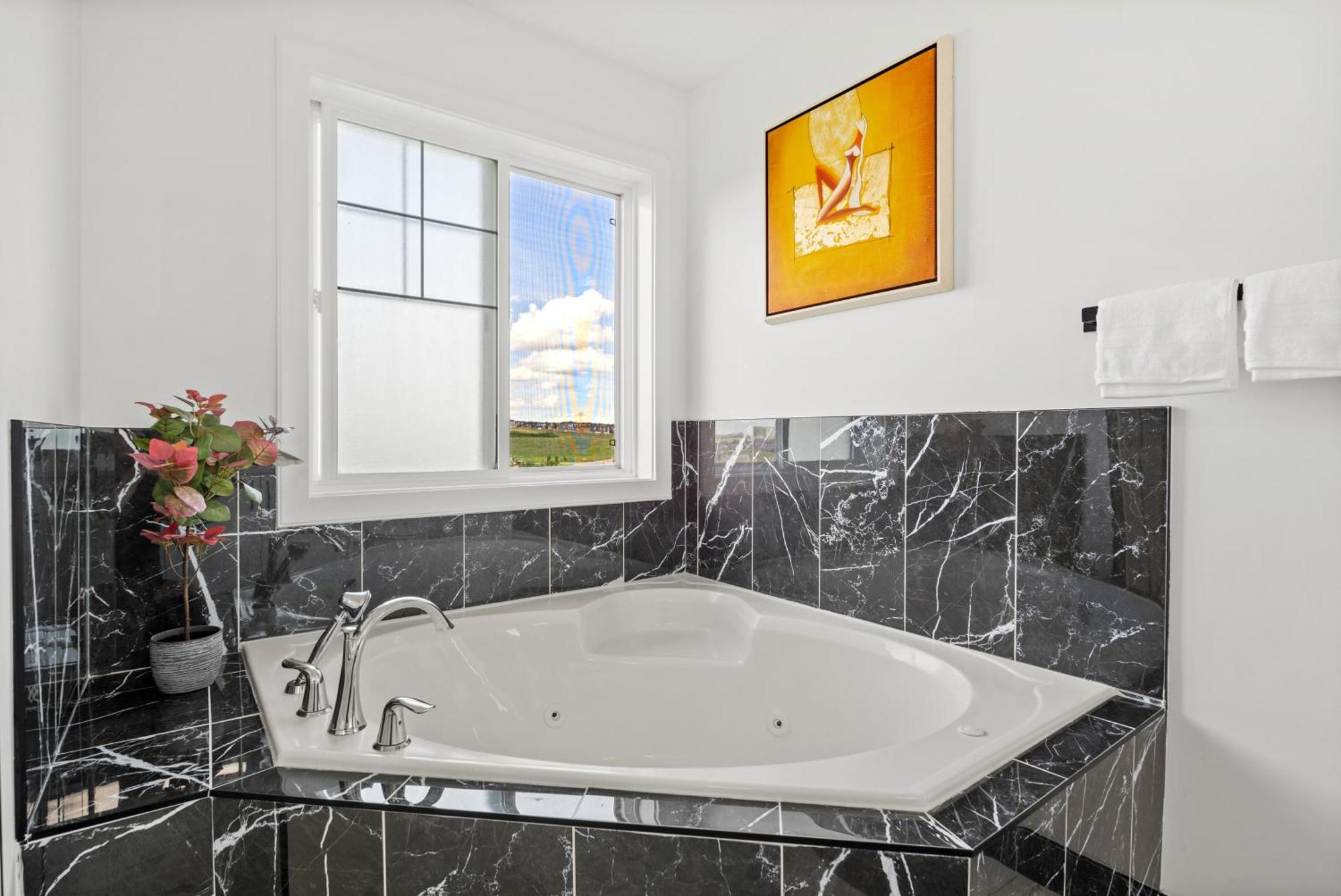 Luxury Lakeview Home - 2500Sqft Of Private Space With 5 Beds, 4 Bath, 2 Living Rooms, Kitchen, Ac, Jacuzzi, 18-Min To Airport, 20-Min To Downtown, 80-Min To Banff YYC 외부 사진