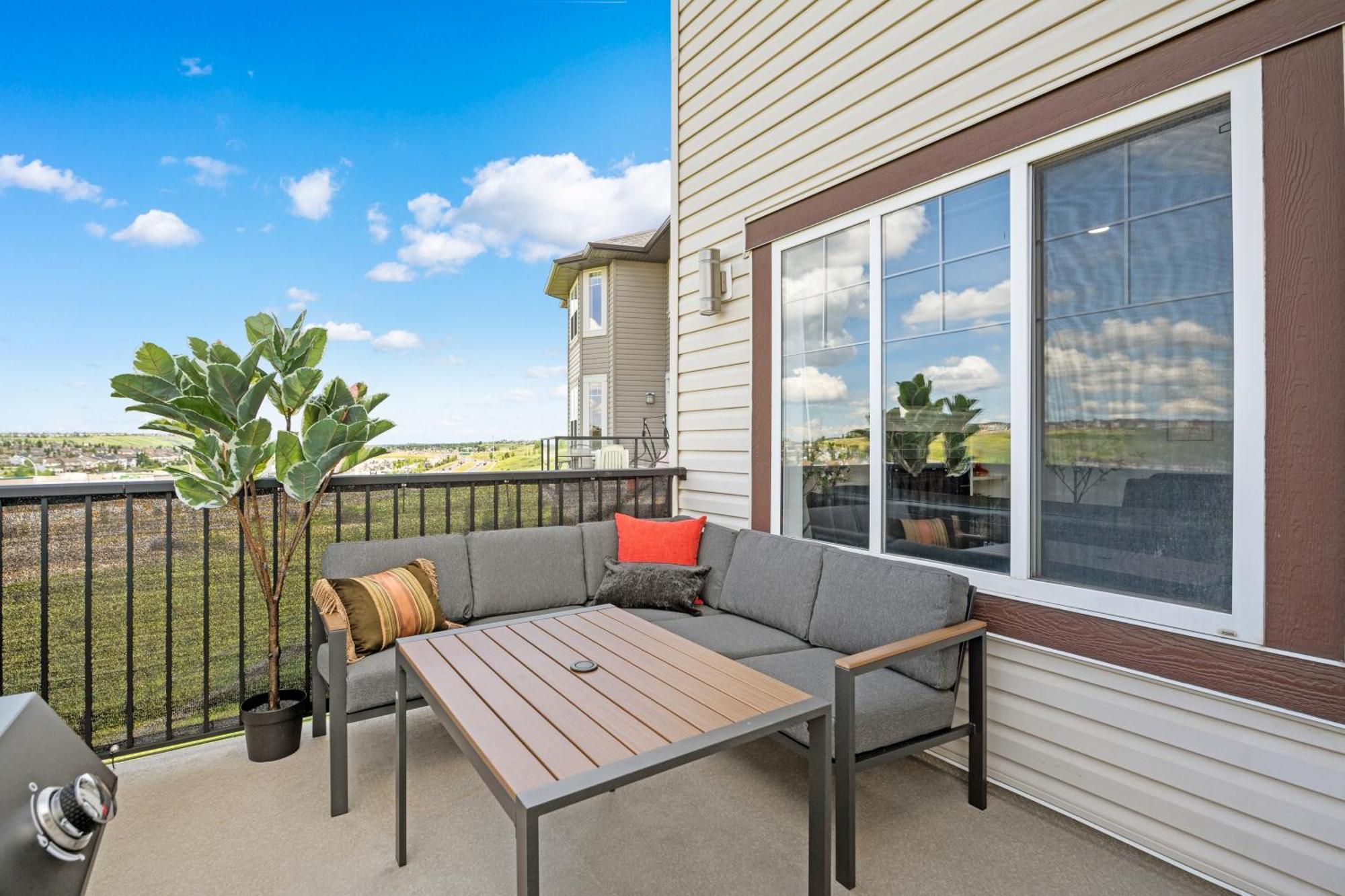 Luxury Lakeview Home - 2500Sqft Of Private Space With 5 Beds, 4 Bath, 2 Living Rooms, Kitchen, Ac, Jacuzzi, 18-Min To Airport, 20-Min To Downtown, 80-Min To Banff YYC 외부 사진
