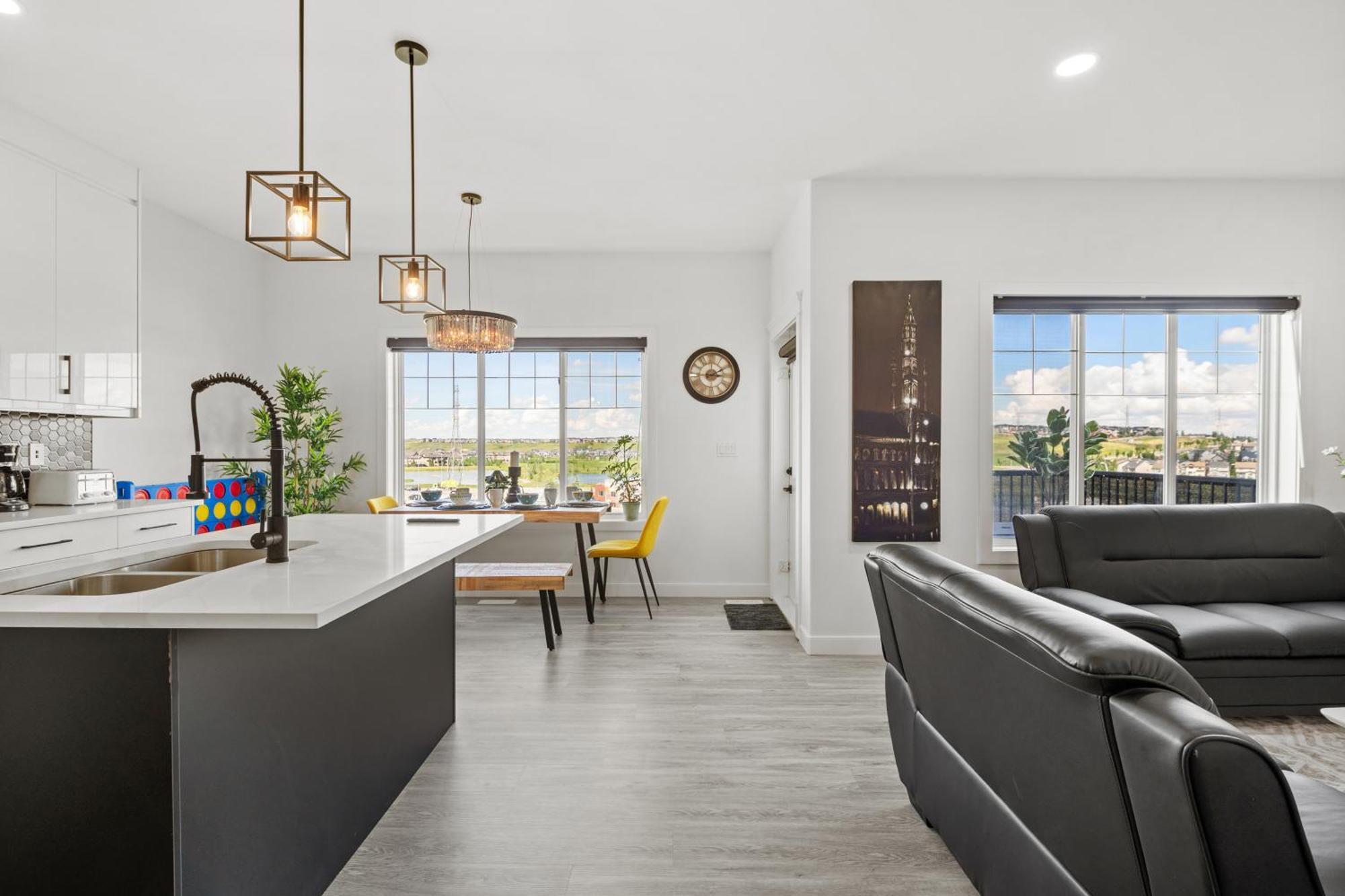 Luxury Lakeview Home - 2500Sqft Of Private Space With 5 Beds, 4 Bath, 2 Living Rooms, Kitchen, Ac, Jacuzzi, 18-Min To Airport, 20-Min To Downtown, 80-Min To Banff YYC 외부 사진