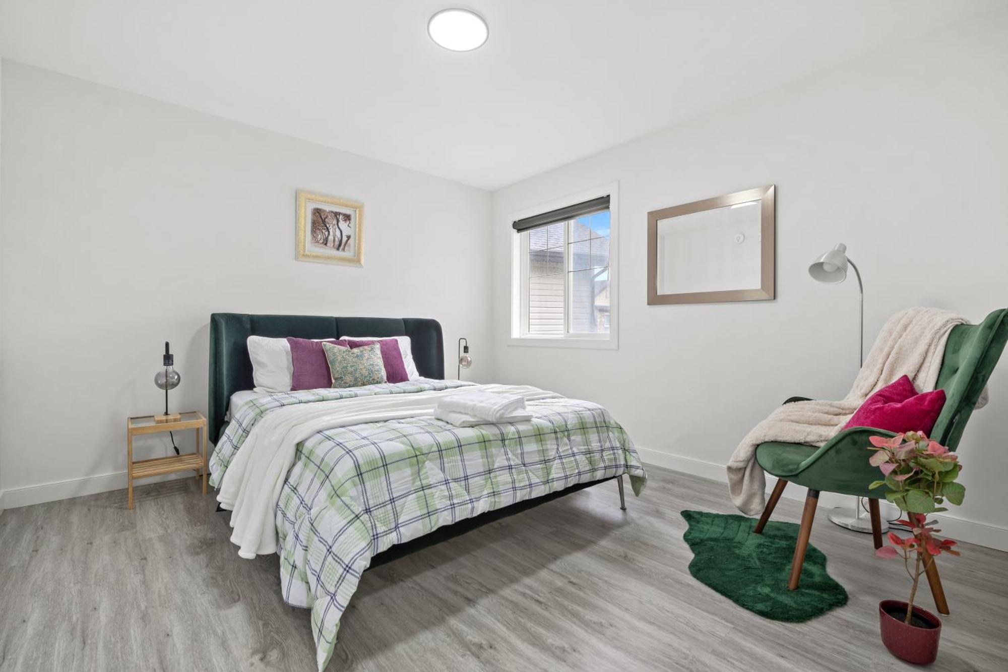 Luxury Lakeview Home - 2500Sqft Of Private Space With 5 Beds, 4 Bath, 2 Living Rooms, Kitchen, Ac, Jacuzzi, 18-Min To Airport, 20-Min To Downtown, 80-Min To Banff YYC 외부 사진