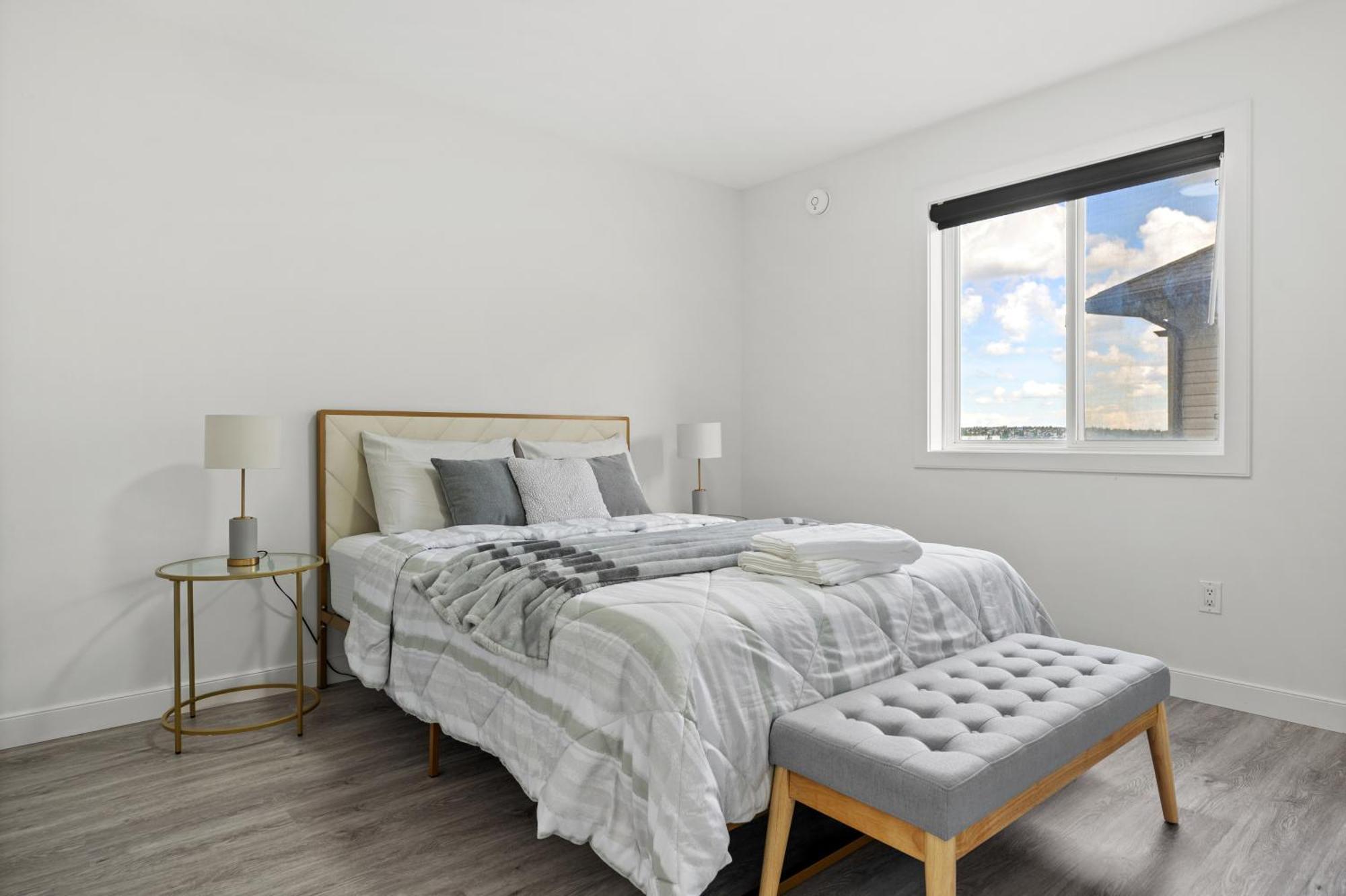 Luxury Lakeview Home - 2500Sqft Of Private Space With 5 Beds, 4 Bath, 2 Living Rooms, Kitchen, Ac, Jacuzzi, 18-Min To Airport, 20-Min To Downtown, 80-Min To Banff YYC 외부 사진